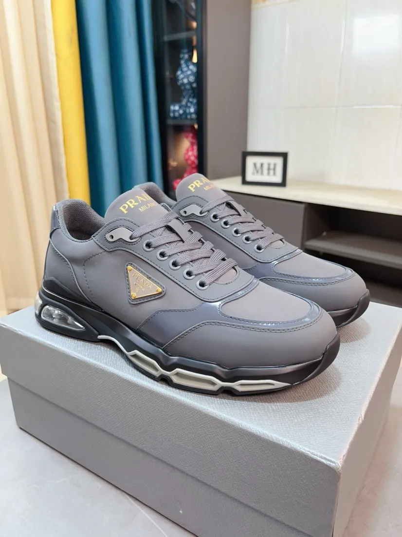 Men's shoes 💰660🌹🌹High-quality new Prada counters are launched simultaneously. The new men's shoes and 😘fabrics are selected from imported mesh and glue-spraying technology. Imported cowhide lining. 👍🏿High-end☄️Open-molded non-slip rubber outsole, exquisite lines, simple and elegant, comfortable and high-end for leisure travel. Code number: 38 to 44